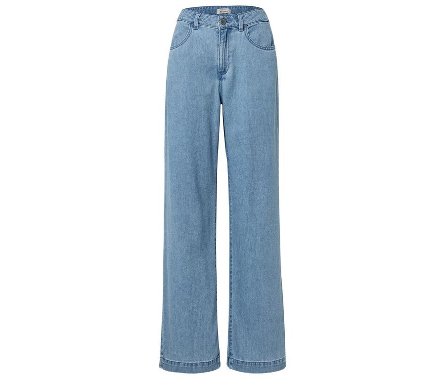 Jean large de couleur claire avec poches et fermeture à boutons.