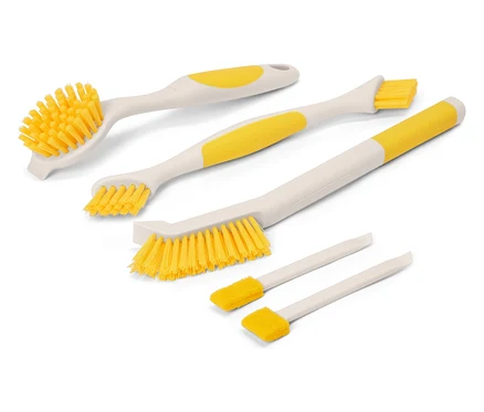 Cinq brosses de nettoyage avec des poils jaunes et des détails sur le manche sont posées sur un fond blanc.