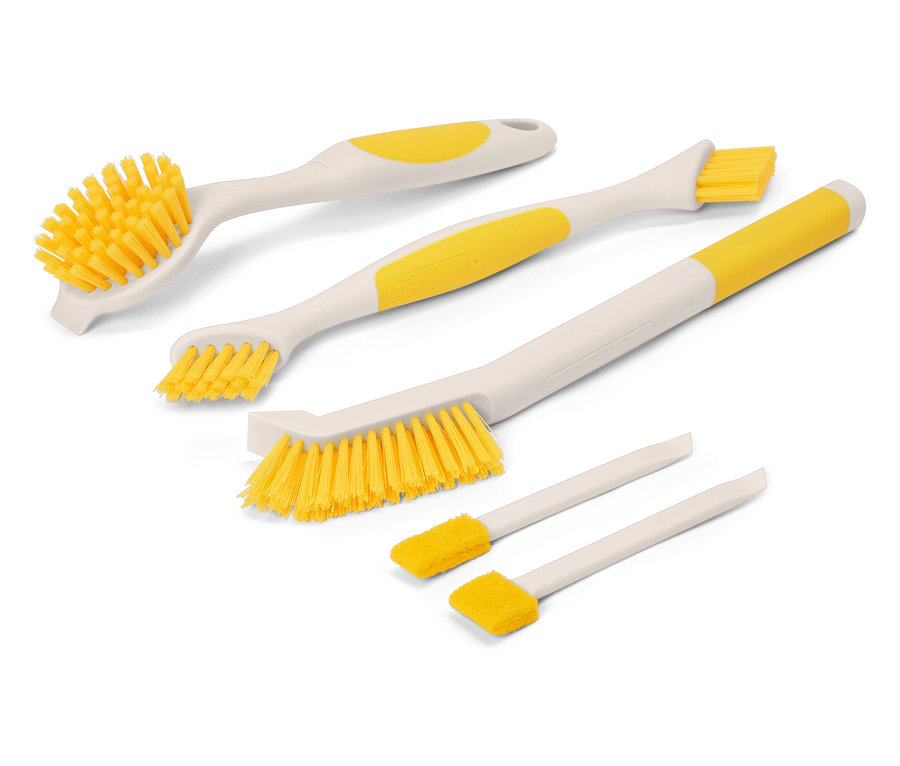 Cinq brosses de nettoyage avec des poils jaunes et des détails sur le manche sont posées sur un fond blanc.