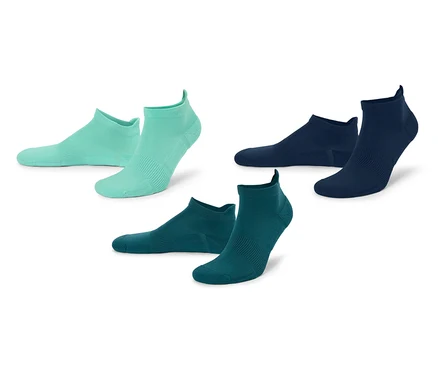 Trois paires de chaussettes de sport sont alignées : une paire vert menthe, une paire bleu foncé et une paire vert foncé.