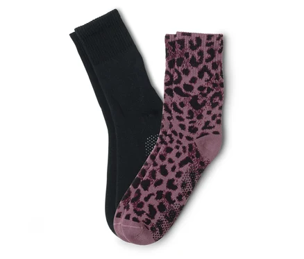 Une paire de chaussettes, une noire et une violette à motif léopard, sont superposées.