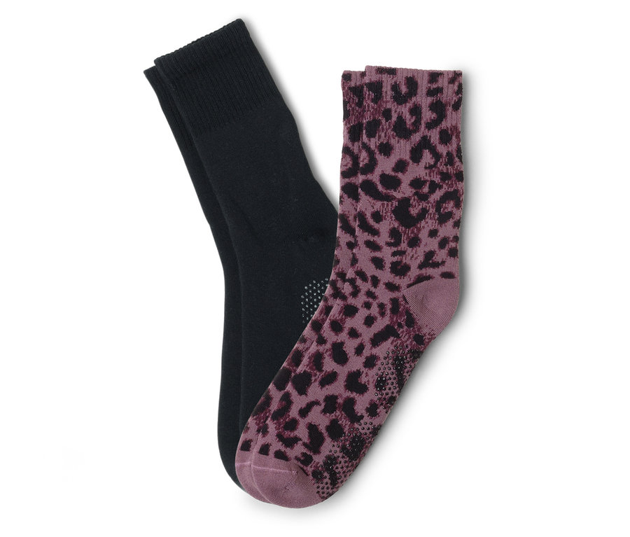 Une paire de chaussettes, une noire et une violette à motif léopard, sont superposées.