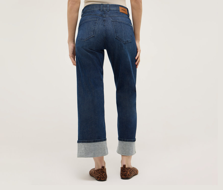 Vue de dos d'une femme portant un jean bleu foncé Angels Denim «
Laia Turn-Up
», Wide Leg, et des chaussures marron à motif léopard.
