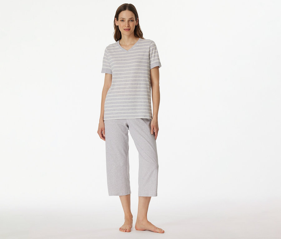 Femme portant un pyjama 3/4 SCHIESSER avec un t-shirt rayé gris et blanc et un pantalon 3/4 gris sur fond blanc.
