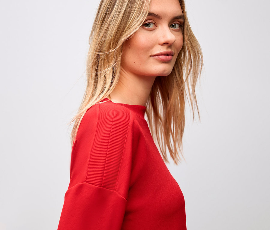 Femme portant un t-shirt rouge Street One avec des détails côtelés.