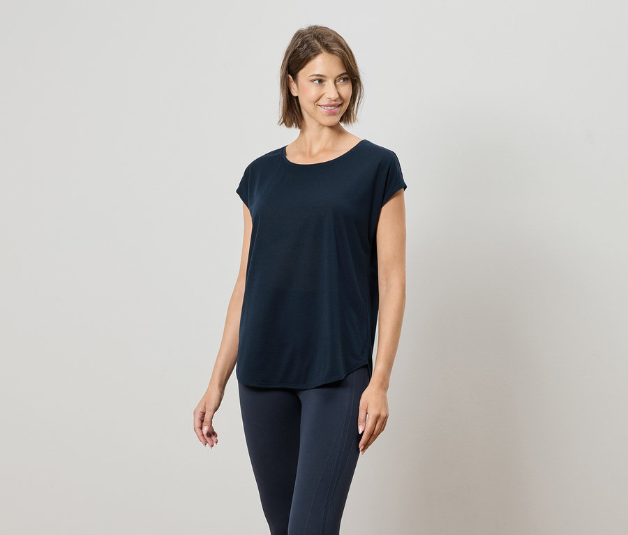 Femme portant un t-shirt bleu marine et un legging bleu marine.
