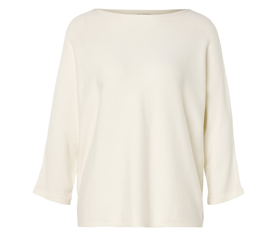 Un pull crème à encolure bateau et à manches trois-quarts est posé à plat.
