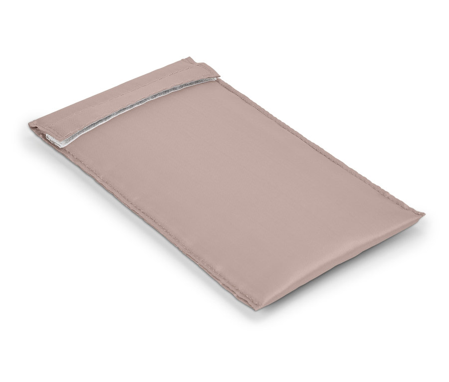 Une housse de protection beige posée en diagonale sur une surface blanche.