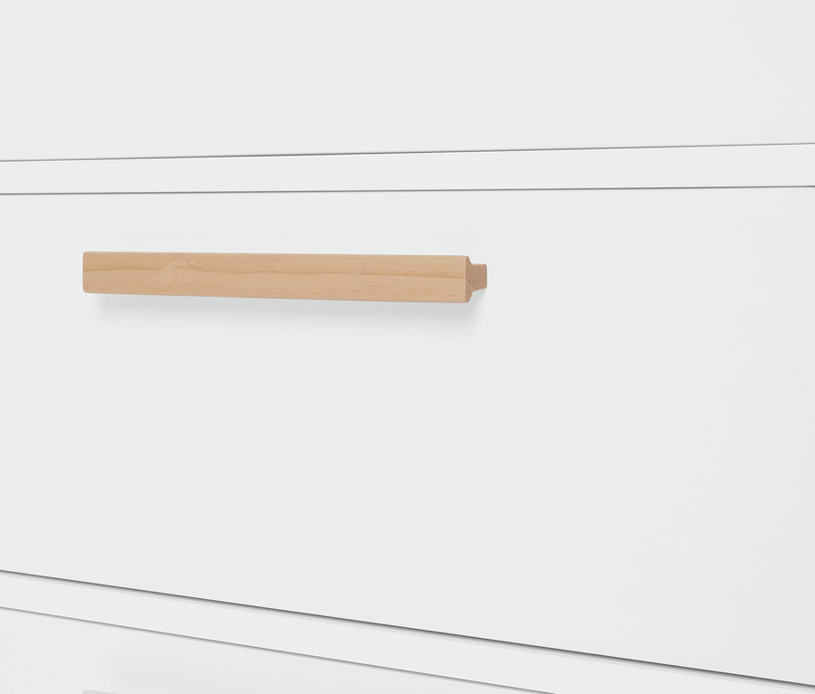 Gros plan d'une commode blanche avec une poignée en bois marron clair.