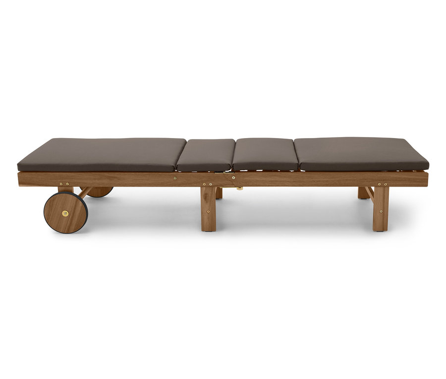 Chaise longue en bois avec roues et coussins marron sur fond blanc.