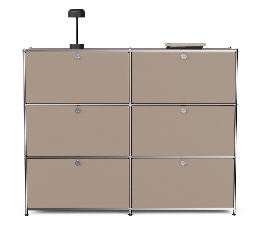 Une commode en métal taupe « CN3 » à six abattants est placée devant un fond blanc. Une lampe et un livre sont posés sur la commode.