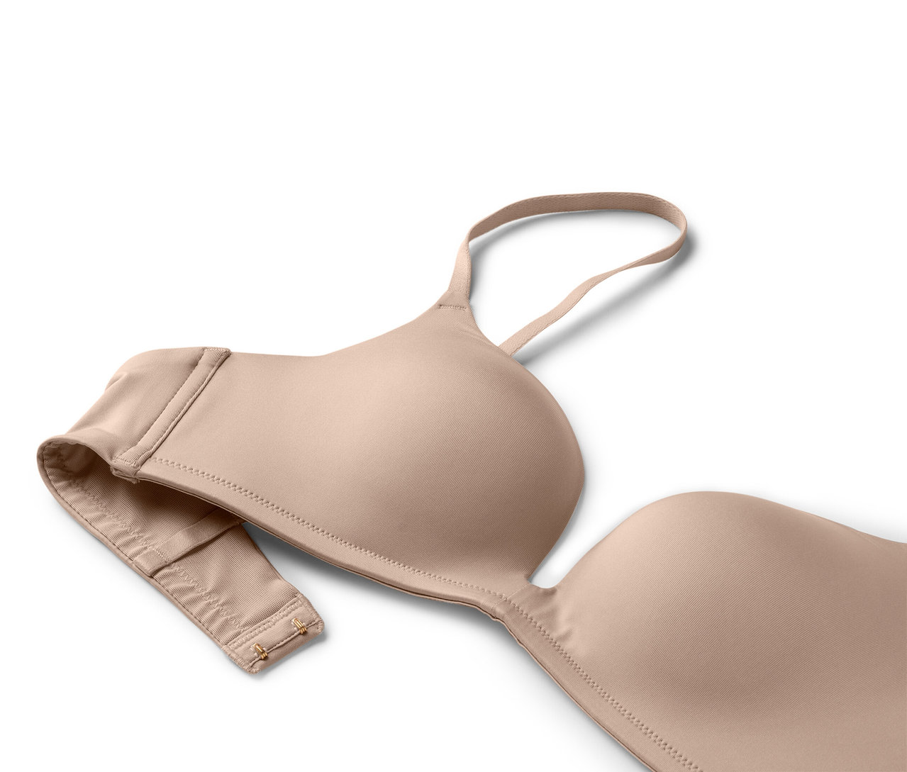 Soutien-gorge push-up beige sur fond blanc.