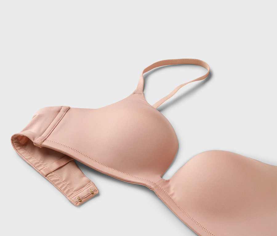 Gros plan d'un soutien-gorge nude avec une seule bretelle et une fermeture à agrafes.