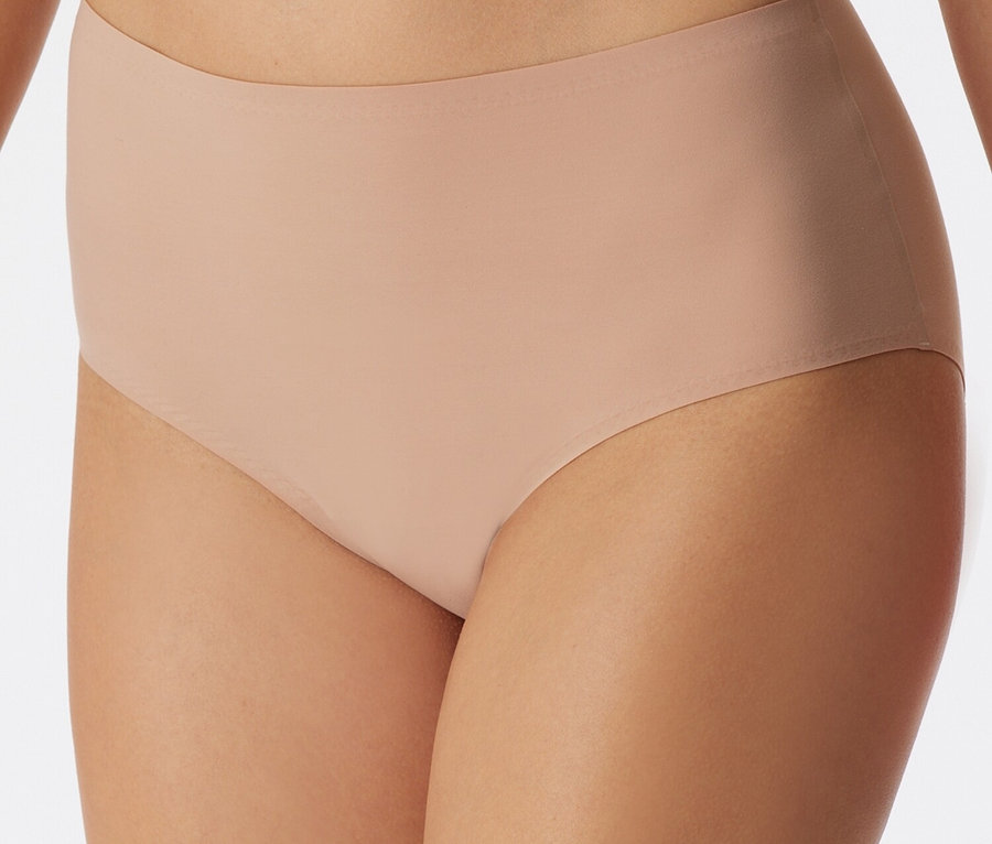 Gros plan d'une femme portant des sous-vêtements couleur chair.