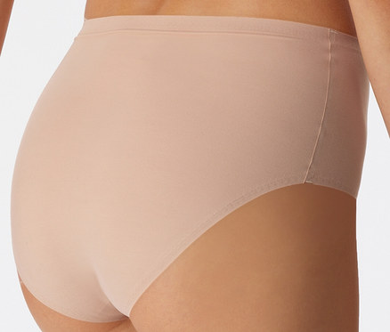 Vue de dos d'une personne portant un slip maxi invisible SCHIESSER de couleur beige clair, couvrant les fesses et le bas du dos.