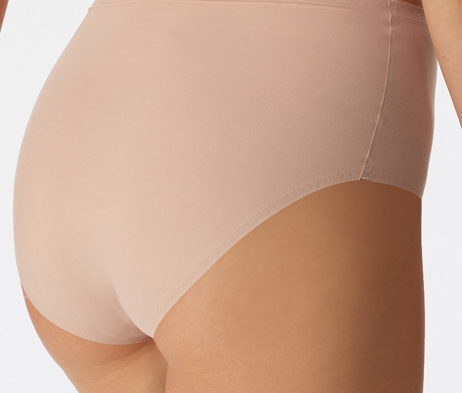 Gros plan sur le dos d'une femme portant des sous-vêtements couleur chair.