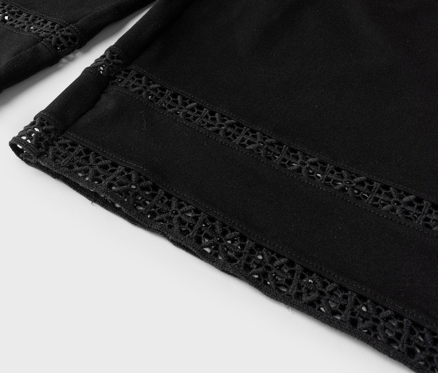 Gros plan sur un short en tissu noir avec une garniture en dentelle à l'ourlet.