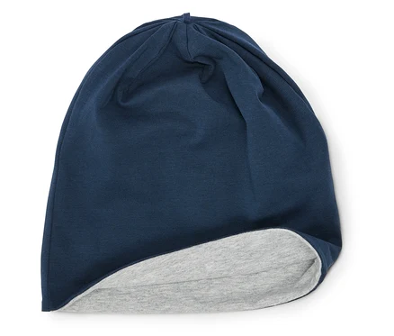 Un bonnet bleu marine avec une doublure gris clair posé sur un fond blanc.