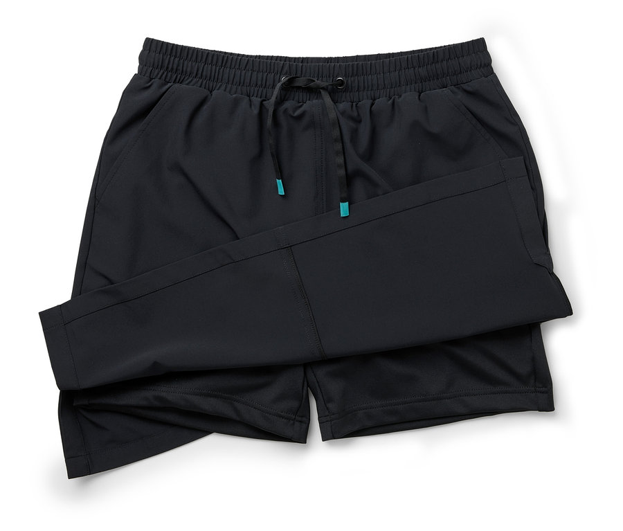 Un short bleu foncé est plié sur un fond blanc.