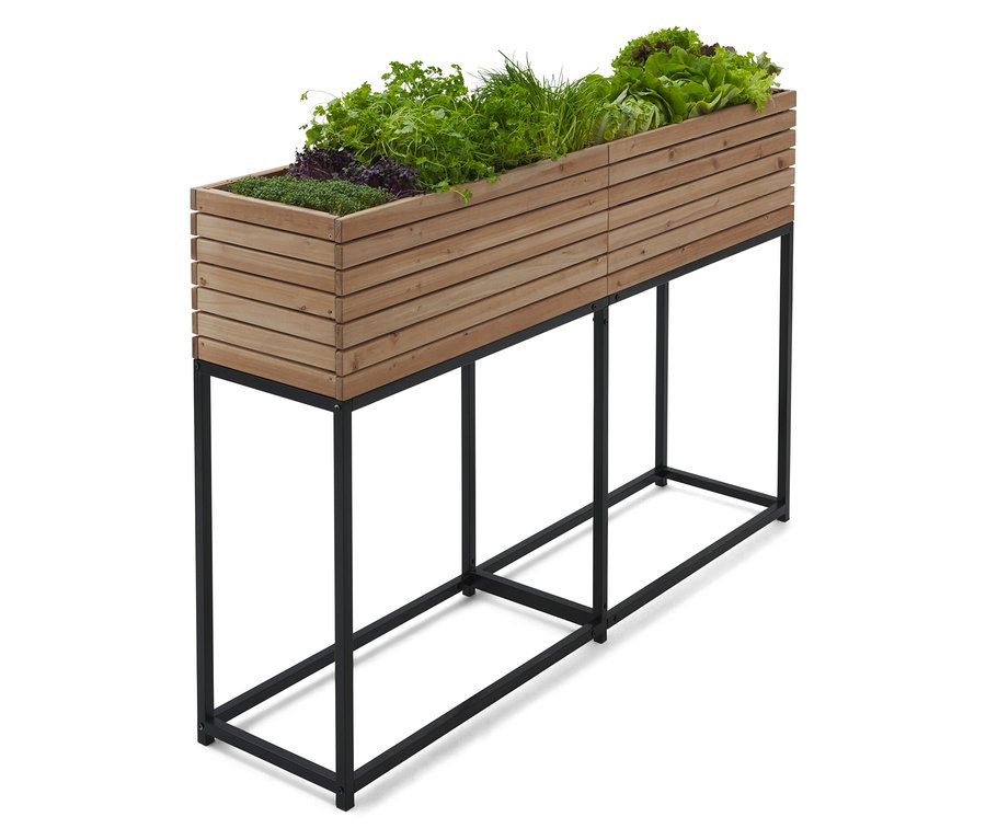 Jardinière en bois avec diverses herbes et salades sur un cadre métallique noir.