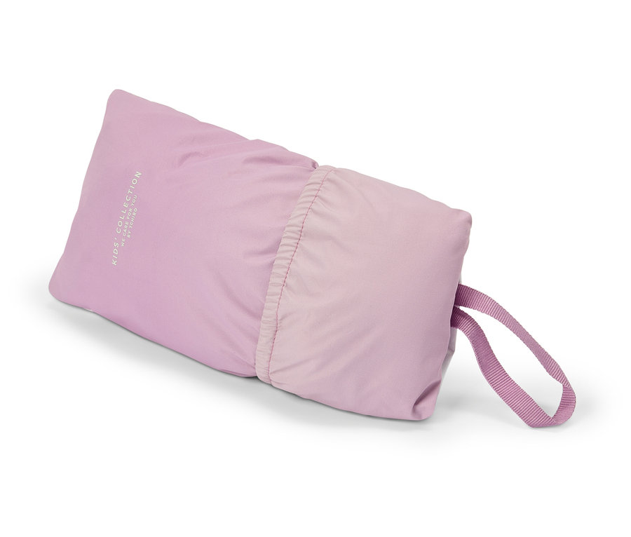 Veste enfant rose clair pliée avec une dragonne sur fond blanc.