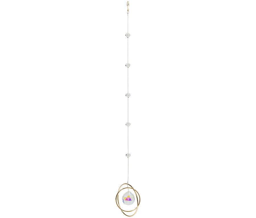 Décoration suspendue avec une boule de cristal dans des anneaux dorés et de petites boules de cristal sur une ficelle.