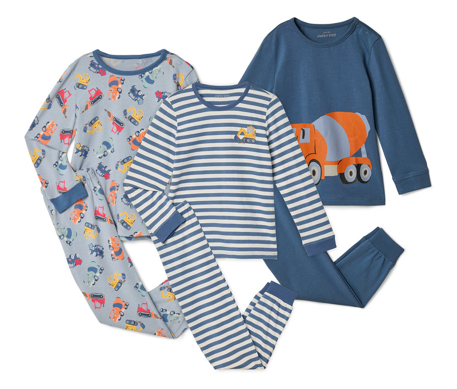 Trois ensembles de pyjamas pour enfants sont posés sur un fond blanc. Un ensemble est bleu clair avec des véhicules de chantier, un ensemble est rayé bleu et blanc avec un véhicule de chantier, et un ensemble est bleu avec une bétonnière.
