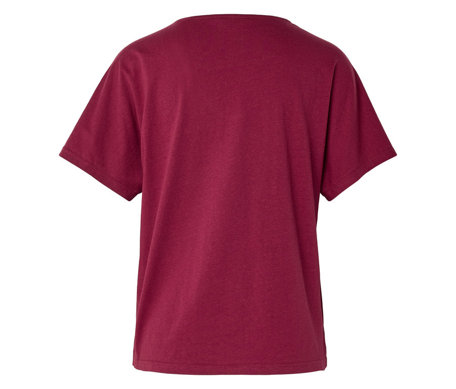Gros plan sur un t-shirt bordeaux uni, vu de dos.