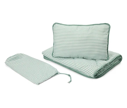 Ensemble de literie de voyage rayé vert clair comprenant une couverture, un oreiller et un sac.