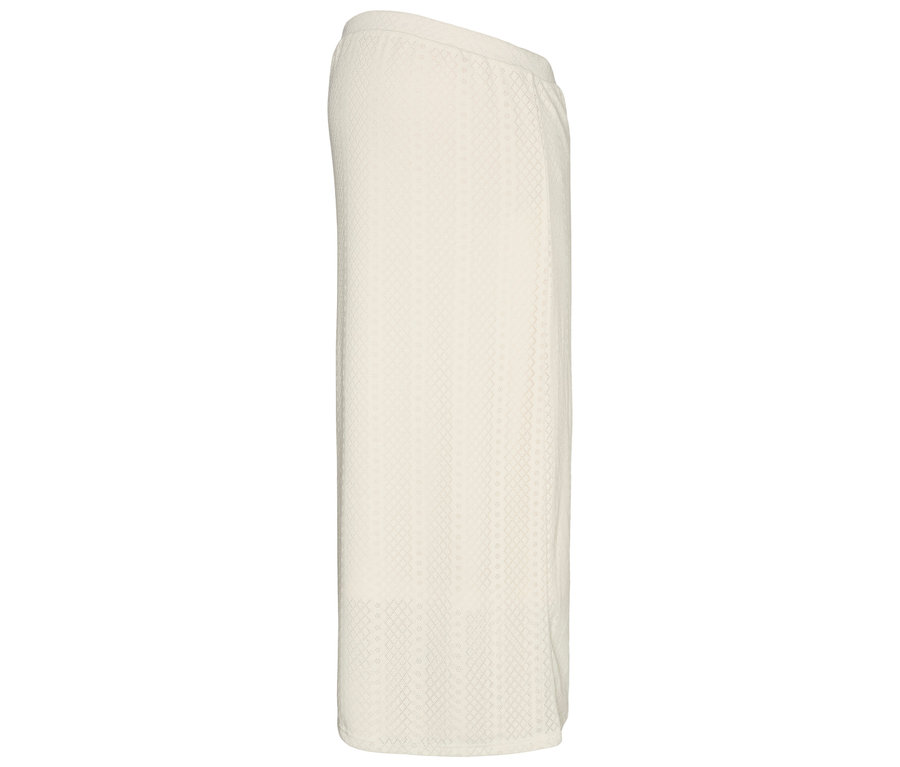 Sur fond blanc, une jupe ivoire avec un motif géométrique subtil.