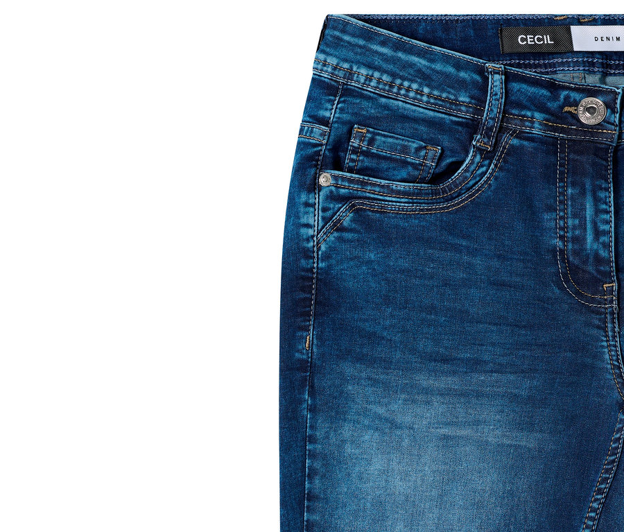 Gros plan sur un jean CECIL « Scarlett » délavé foncé avec poches et étiquette logo.