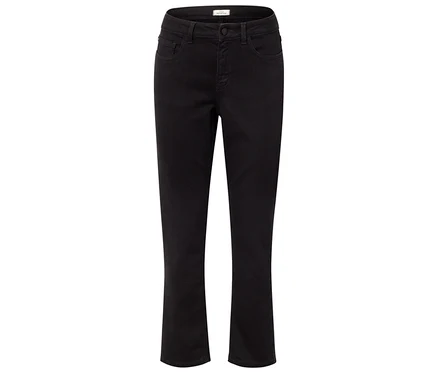 Jean noir sur fond blanc.