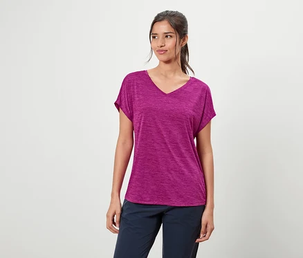 Femme portant un t-shirt violet et un pantalon bleu.