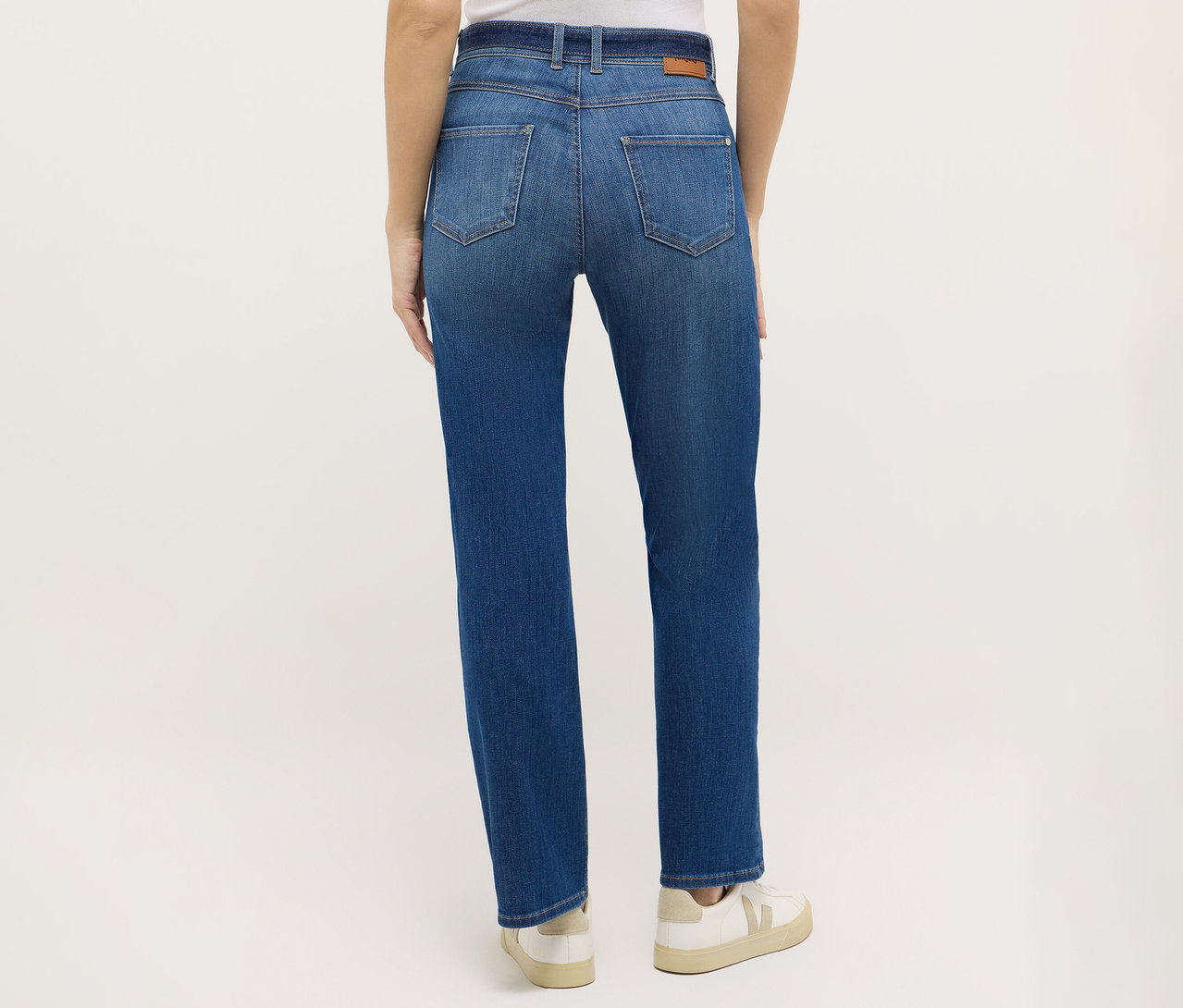 Vue arrière d'une femme portant un jean Angels Denim « Lara City », Straight Fit et des baskets.