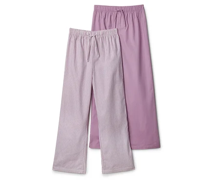 Deux pantalons de pyjama longs et violets, l'un rayé et l'autre uni.
