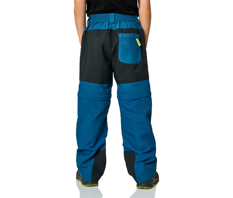 Vue arrière d'une personne portant un pantalon de randonnée bleu et noir avec une poche zippée.