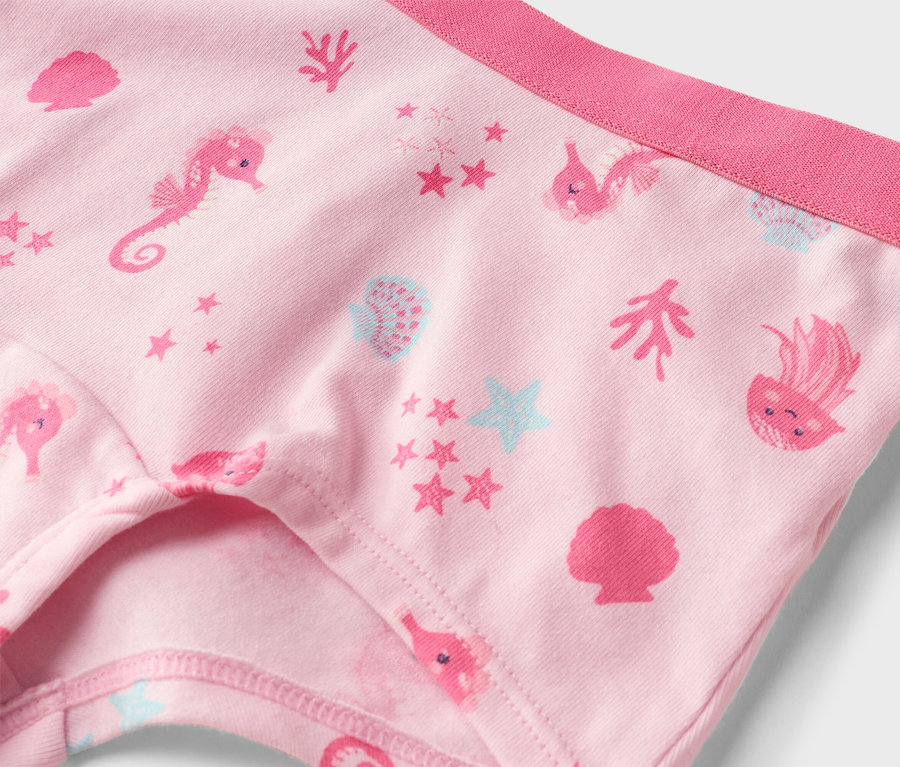 Gros plan de sous-vêtements roses avec des motifs d'animaux marins.