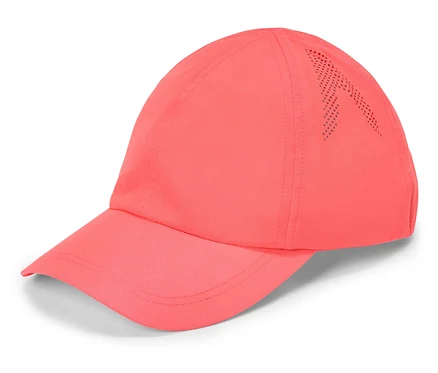 Gros plan d'une casquette de baseball corail avec une visière incurvée et un motif de petits trous sur le côté.