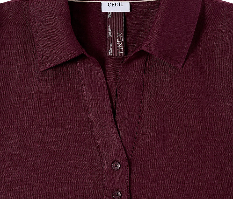 Gros plan d'une chemise en lin bordeaux Cecil avec col et patte de boutonnage.
