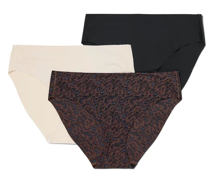 Trois culottes pour femmes superposées: une noire, une crème et une marron à motif léopard bleu.