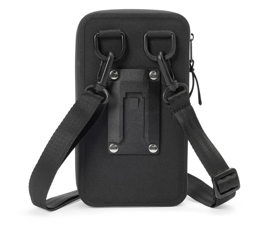 Sac noir avec bandoulière et éléments de fixation à l'arrière.