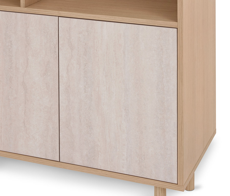 Meuble en bois clair avec deux portes beige clair effet pierre, reposant sur de courts pieds en bois.