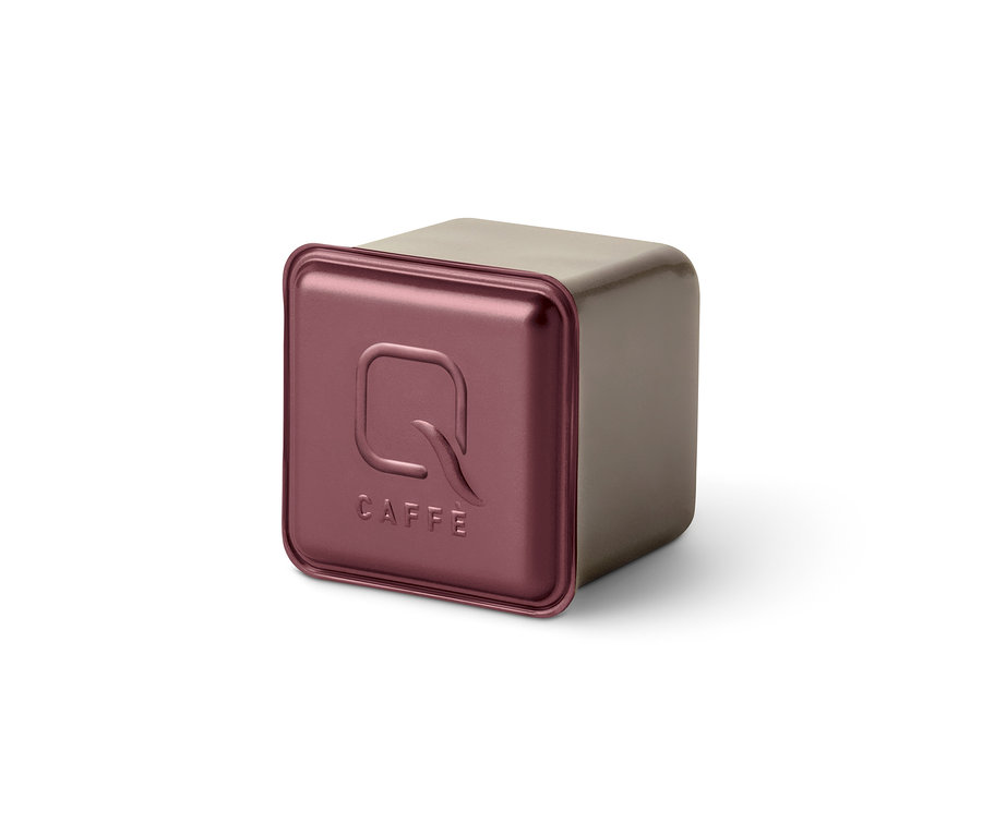 Un cube Qbo Caffè KINYAA GALERAS avec le logo Q Caffè sur le couvercle.
