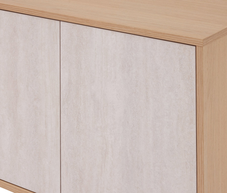 Gros plan d'une armoire en bois clair avec deux portes beige clair texturées.