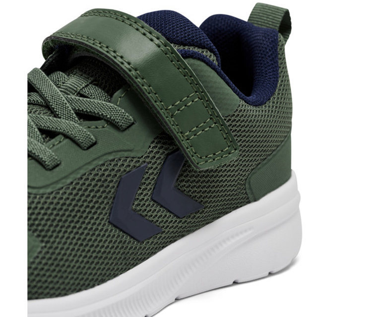Baskets hummel® « Actus Tr Bearther Jr » vertes avec fermeture auto-agrippante, lacets et logo chevron bleu foncé sur le côté.