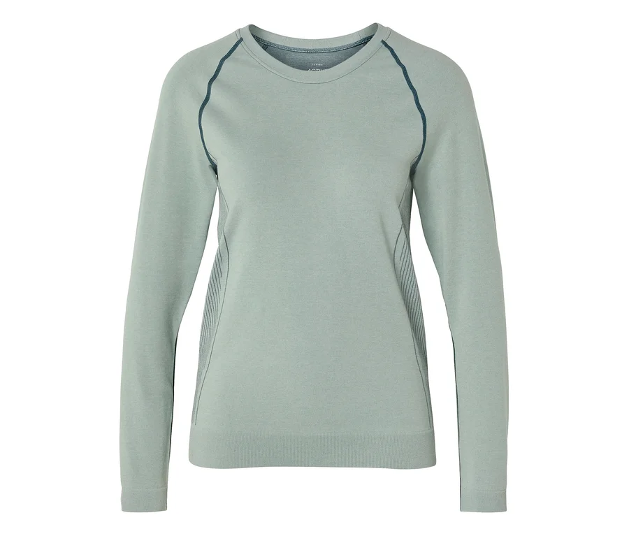 T-shirt vert clair à manches longues avec col rond, coutures foncées aux épaules et sur les côtés, et empiècements latéraux côtelés.