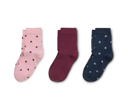 Trois paires de chaussettes posées côte à côte : rose clair à étoiles rose foncé, bordeaux uni et bleu marine à étoiles bleu clair.