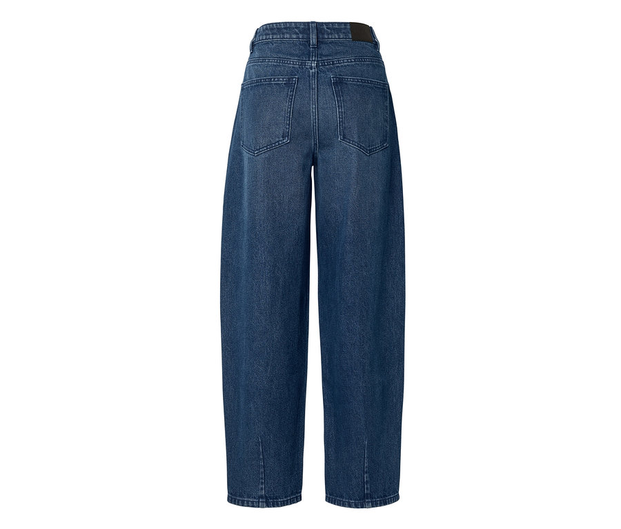 Jean bleu foncé taille haute à jambes larges, vu de dos, avec deux poches arrière, une étiquette foncée à la ceinture et de petites fentes au bas de chaque jambe.