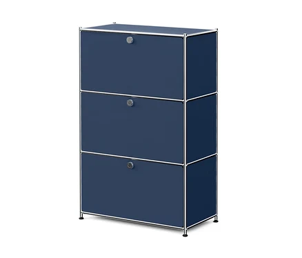 Armoire bleu foncé avec trois compartiments superposés, chacun avec une poignée ronde argentée et un cadre chromé, reposant sur de courts pieds.