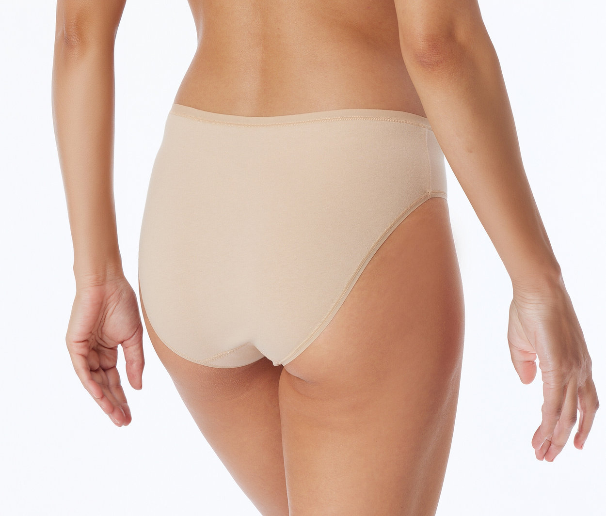 Vue de dos d'une personne portant une culotte taille haute beige clair sur fond blanc.